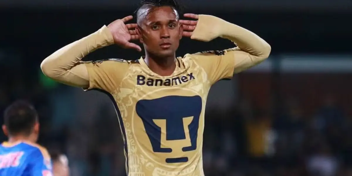 Fidel Martínez festeja gol con el combinado de Pumas (Fuente: Imago)