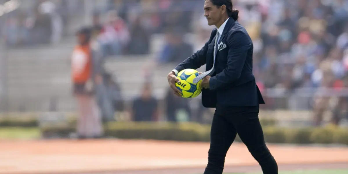 Francisco Palencia dirigiendo a Pumas