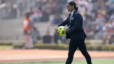 Francisco Palencia dirigiendo a Pumas