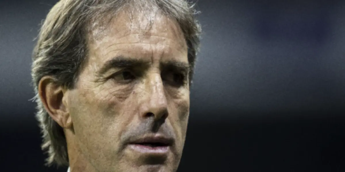 Guillermo Almada dirigiendo un juego de Liga Mx (Fuente Mexsport)