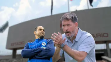 Gustavo Lema animando a los jugadores de Pumas durante un partido del Clausura 2024