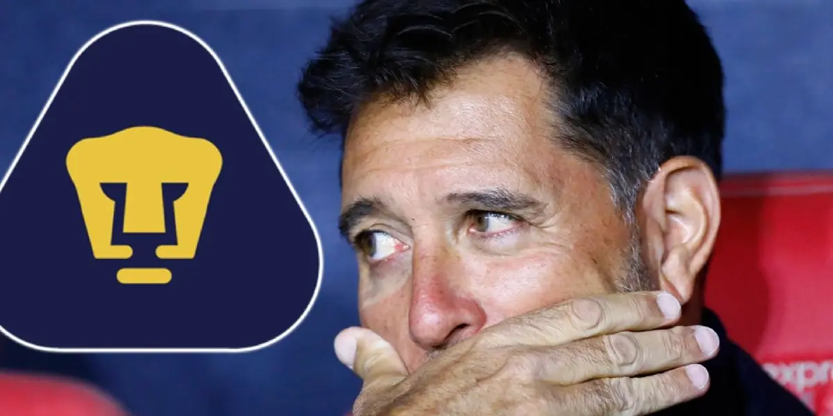 Gustavo Lema con escudo de Pumas y afición