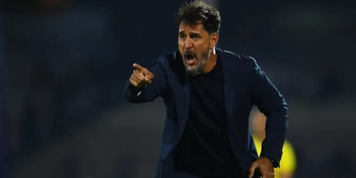 Gustavo Lema da indicaciones a jugador de Pumas (Fuente: Mexsports)