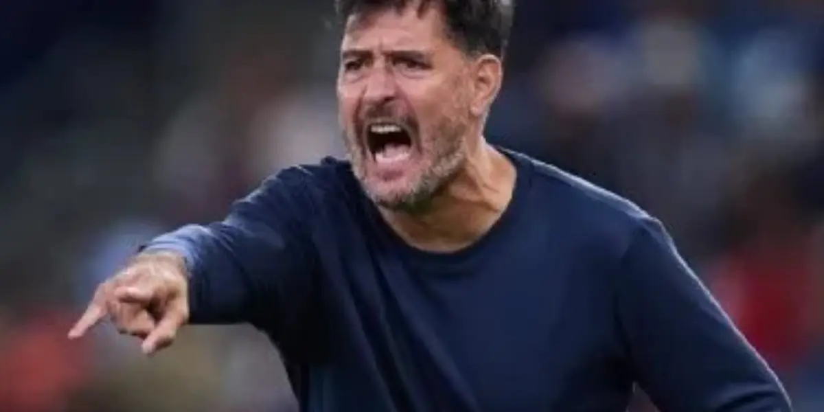 Gustavo Lema da indicaciones a un jugador de Pumas, molesto (Fuente: Mexsports)