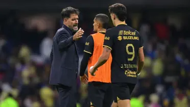 Gustavo Lema da la mano a Juan Dinenno en Pumas (Fuente: Mexsports)