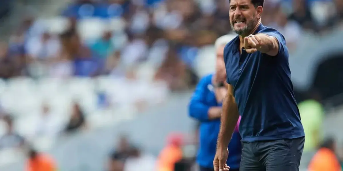 Gustavo Lema da órdenes a un jugador de Pumas (Fuente: Mexsports)