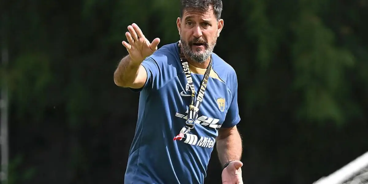 Gustavo Lema dirige una práctica de Pumas (Fuente: Pumas)