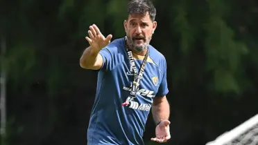 Gustavo Lema dirige una práctica de Pumas (Fuente: Pumas)
