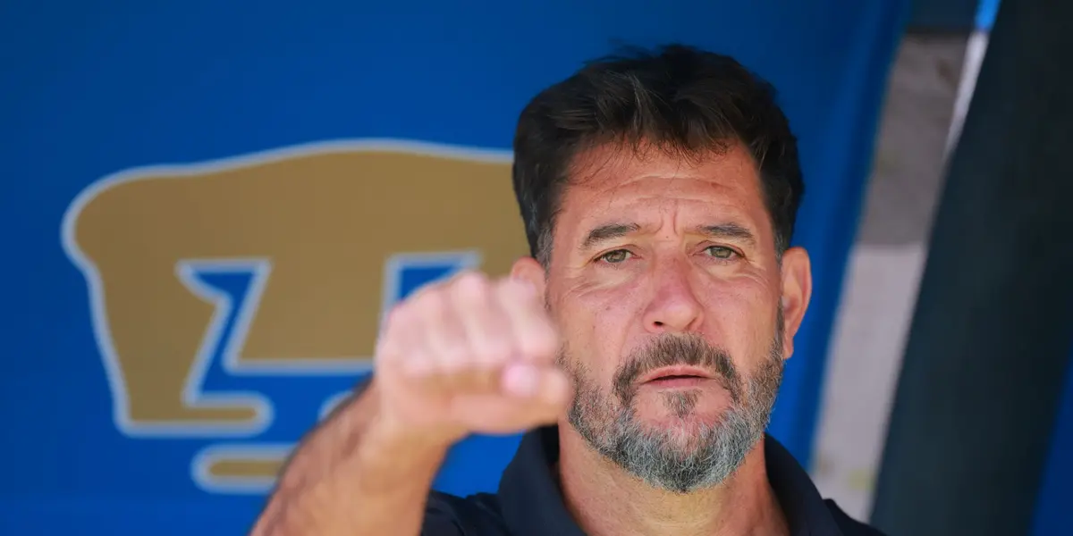 Gustavo Lema dirigiendo a Pumas