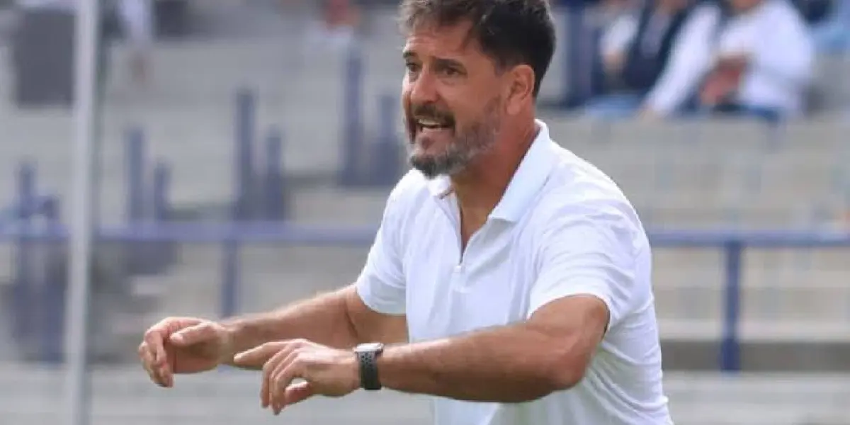 Gustavo Lema dirigiendo a Pumas