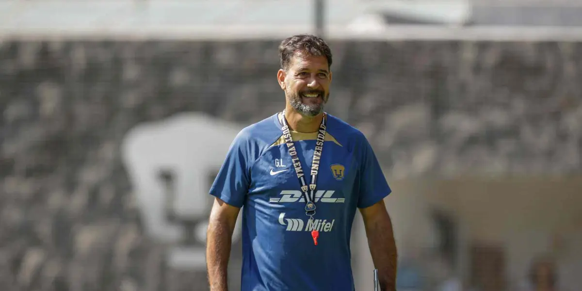 Gustavo Lema dirigiendo a Pumas