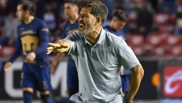 Gustavo Lema dirigiendo a Pumas / Foto Mexsport