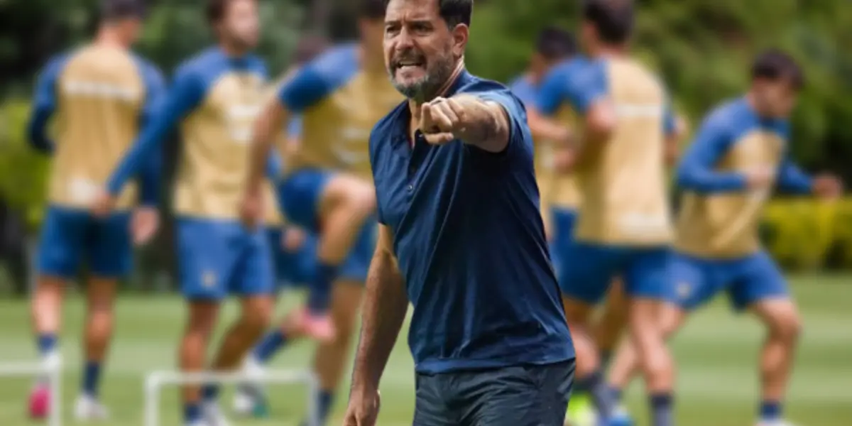 Gustavo Lema dirigiendo a Pumas / Foto: Pumas MX