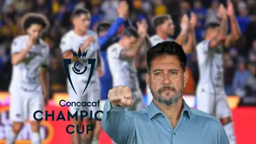 Gustavo Lema durante el himno de Pumas previo a un partido de la Liga MX