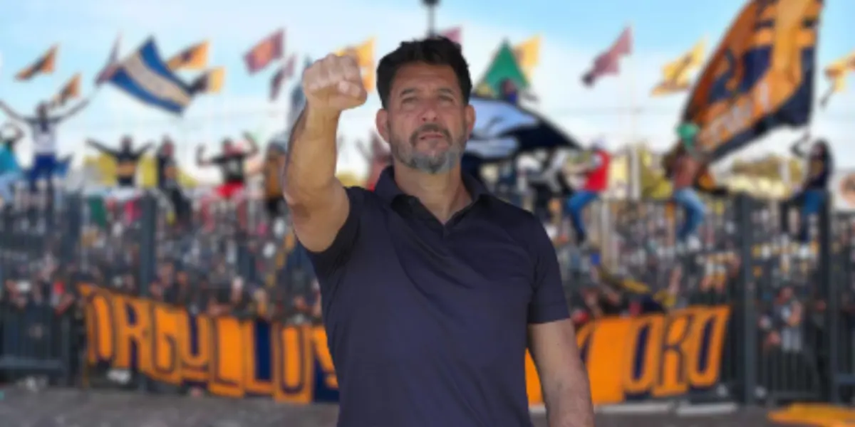 Gustavo Lema en Ciudad Universitaria durante el himno de Pumas