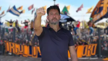 Gustavo Lema en Ciudad Universitaria durante el himno de Pumas