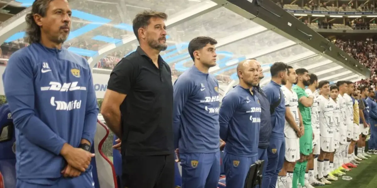 Gustavo Lema en el banquillo de Pumas