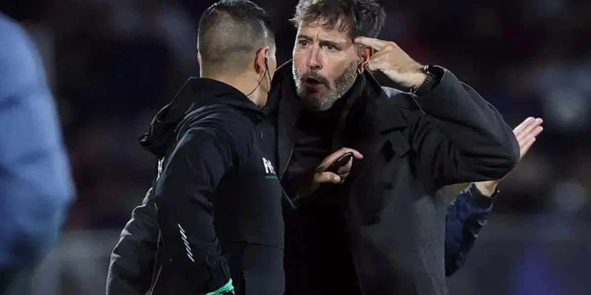 Gustavo Lema protesta una decisión arbitral (Fuente: Mexsports)