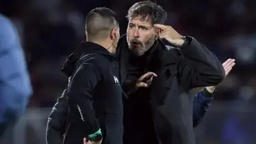 Gustavo Lema protesta una decisión arbitral (Fuente: Mexsports)