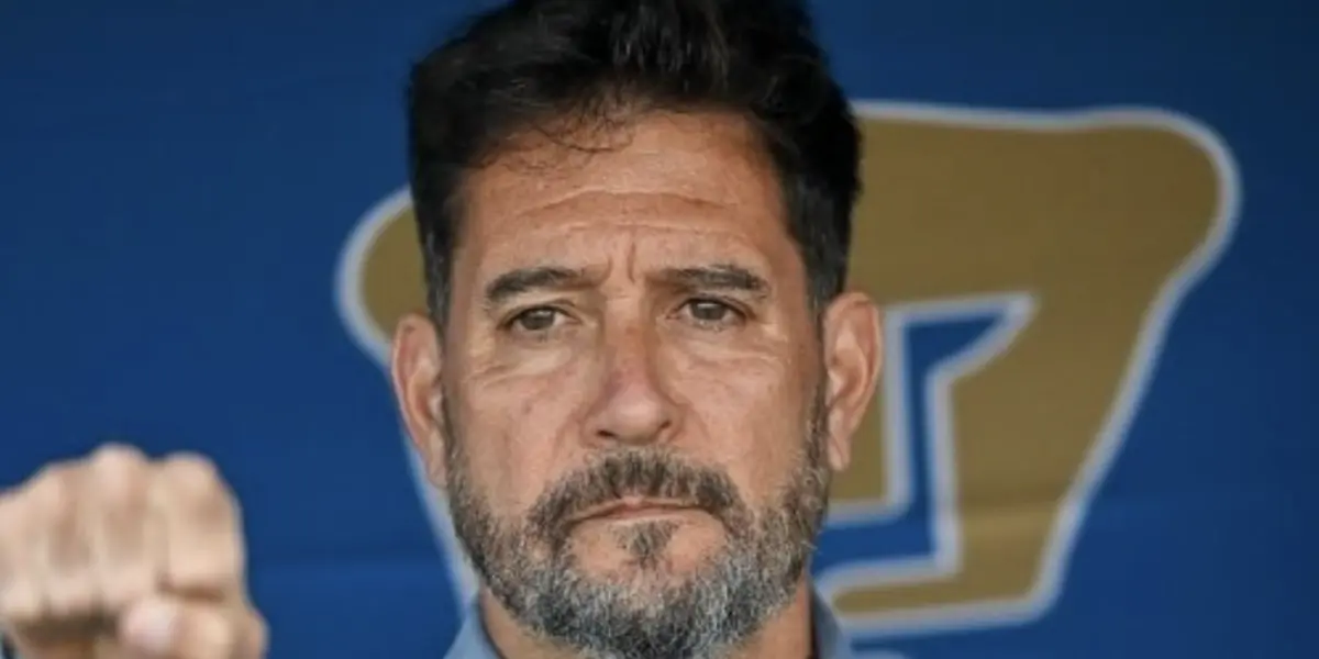 Gustavo Lema saludando en el himno de Pumas (Fuente Mexsports)