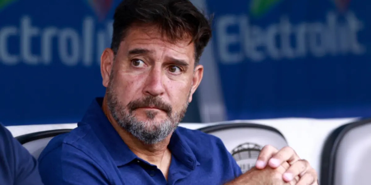 Gustavo Lema viendo un juego de Pumas (Fuente: Mexsports)