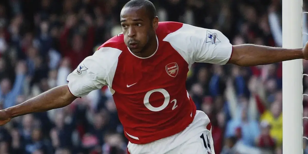 Henry festeja gol con el cuadro de Arsenal (Fuente: Premier League)