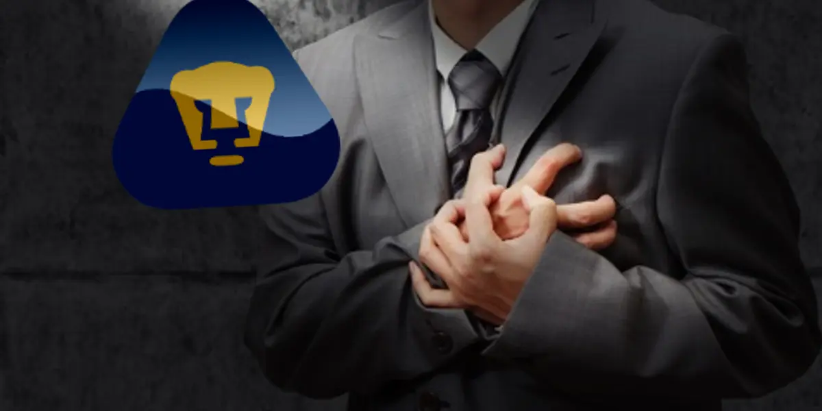 Hombre se toca el corazón con las dos manos (Fuente: Emprender con el Alma)