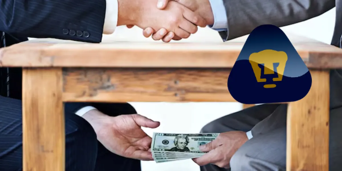 Hombres negocian con dinero debajo de la mesa (Fuente: Free Pick)