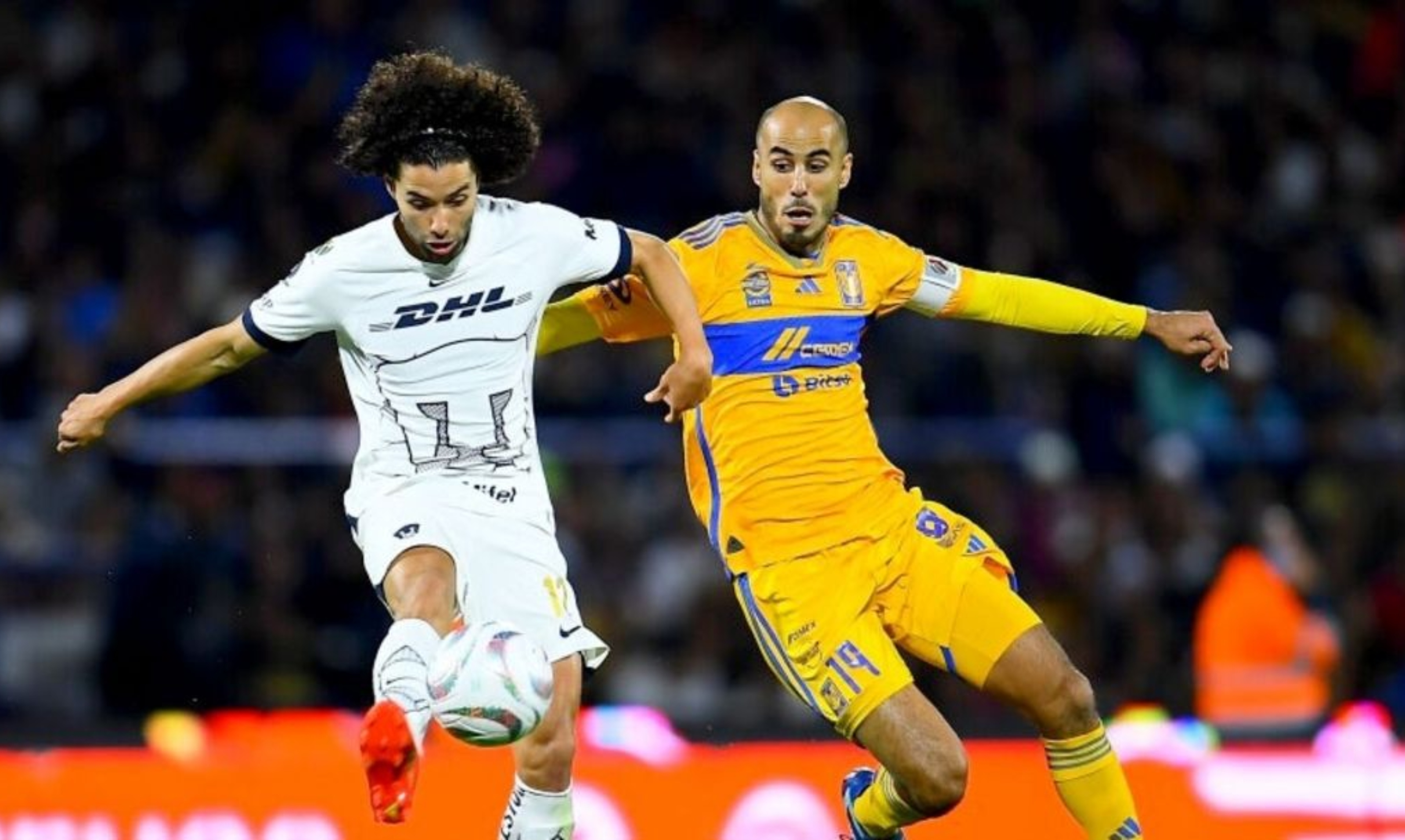 Huerta y Pizarro pelean la pelota en el estadio de CU (Fuente: Mexsports)