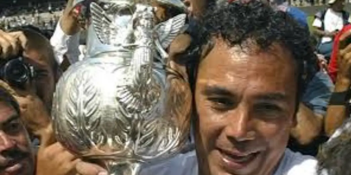 Hugo Sánchez carga el trofeo de Pumas campeón (Fuente: Fundación UNAM)