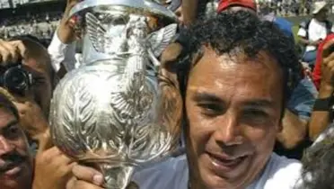 Hugo Sánchez carga el trofeo de Pumas campeón (Fuente: Fundación UNAM)