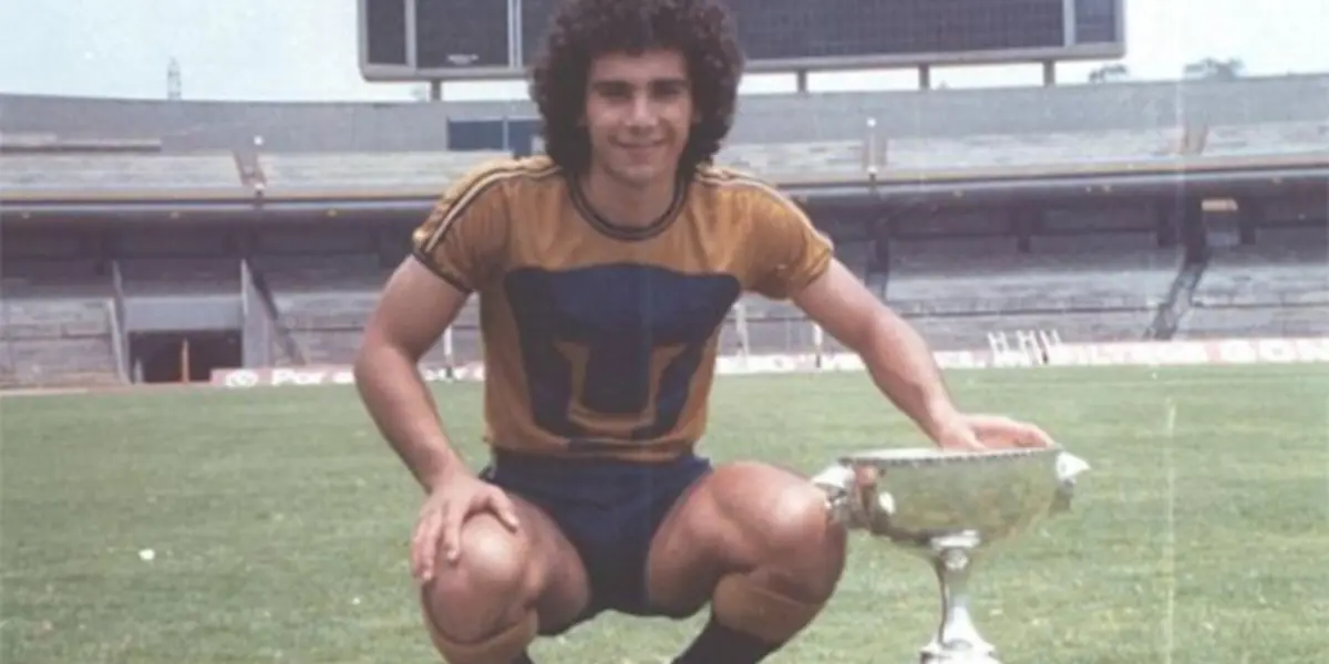 Hugo Sánchez con un trofeo en el estadio universitario (Fuente: Leyendas Fútbol Mexicano)