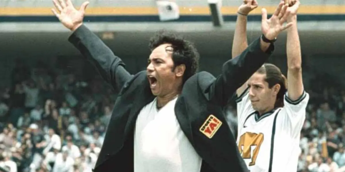 Hugo Sánchez dirigiendo un partido de los Pumas (Fuente: Infobae)