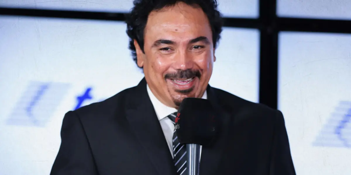 Hugo Sánchez en presentación en una conferencia de marca (Fuente: Marca)