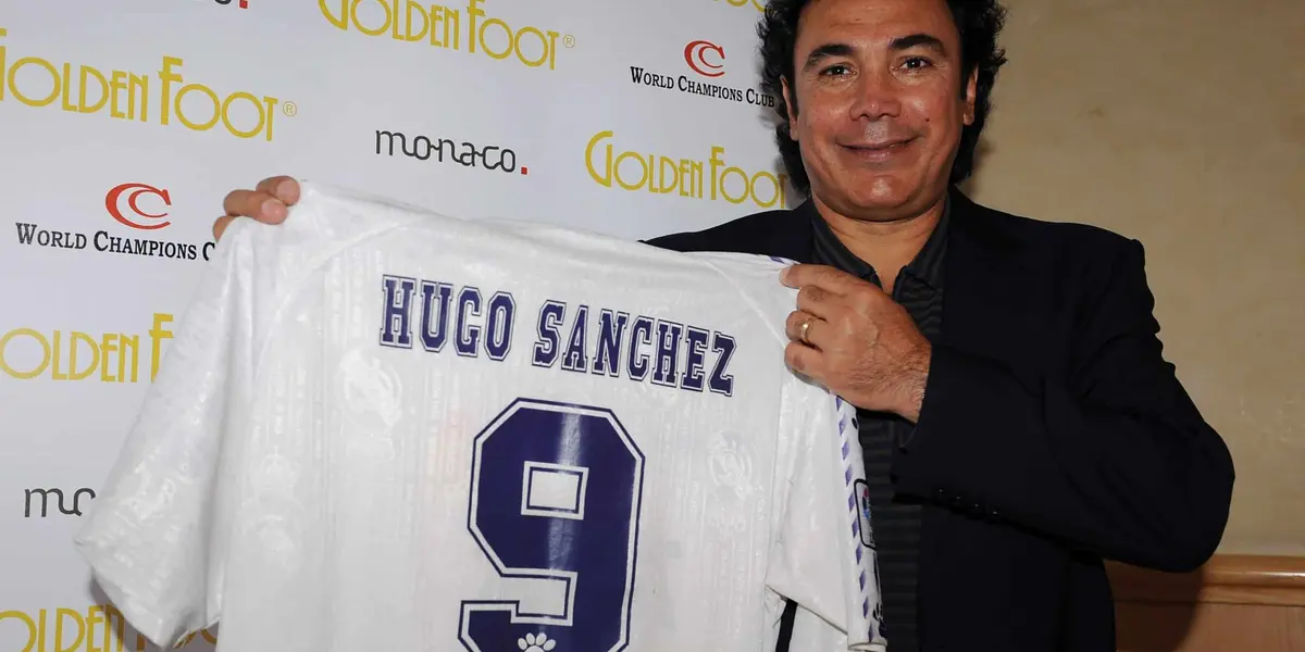 Hugo Sánchez en una conferencia de prensa, recibe playera del Madrid (Fuente: Marca)