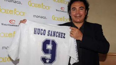 Hugo Sánchez en una conferencia de prensa, recibe playera del Madrid (Fuente: Marca)