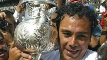 Hugo Sánchez levanta el trofeo del campeonato mexicano (Fuente: Fundación UNAM)