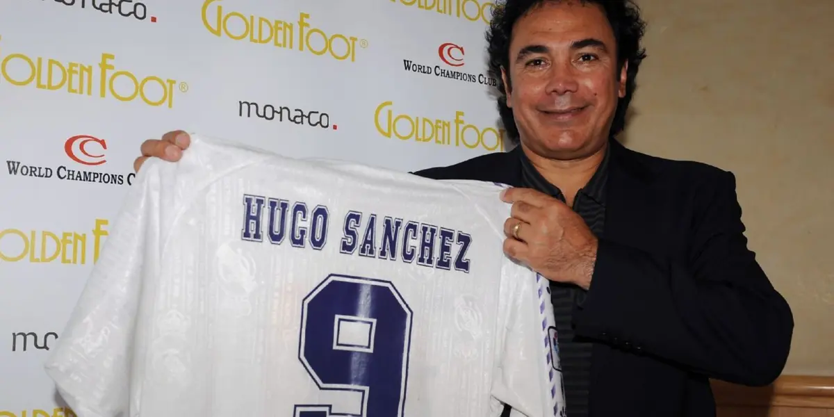 Hugo Sánchez muestra una playera del Real Madrid (Fuente: ESPN)