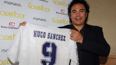 Hugo Sánchez muestra una playera del Real Madrid (Fuente: ESPN)
