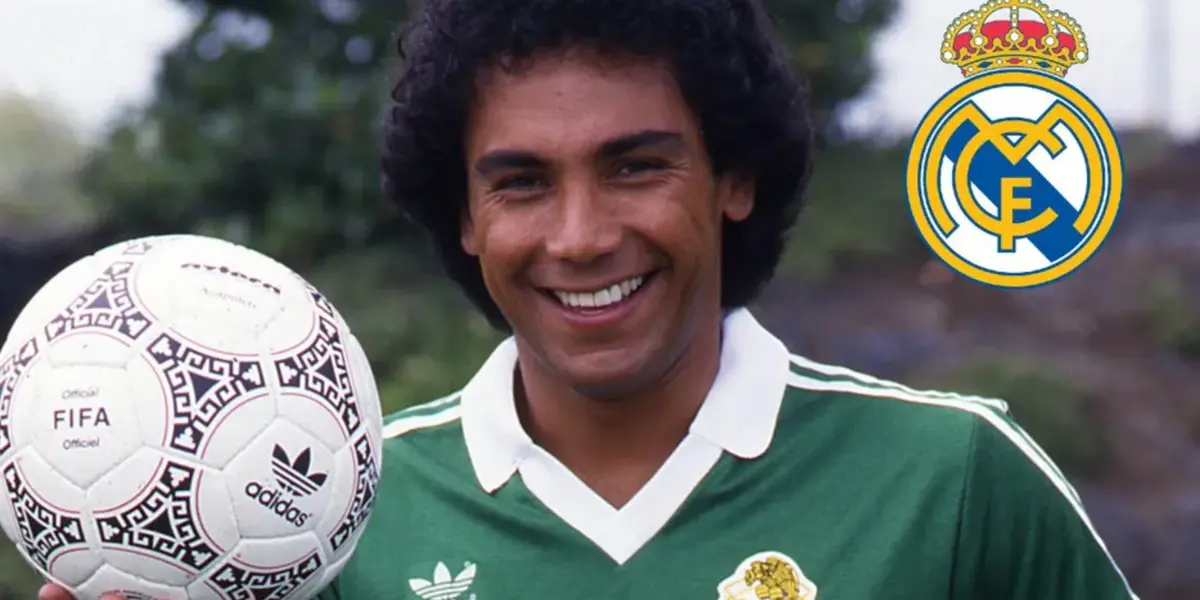 Hugo Sánchez posa con una pelota de fútbol (Fuente: Mexsports)