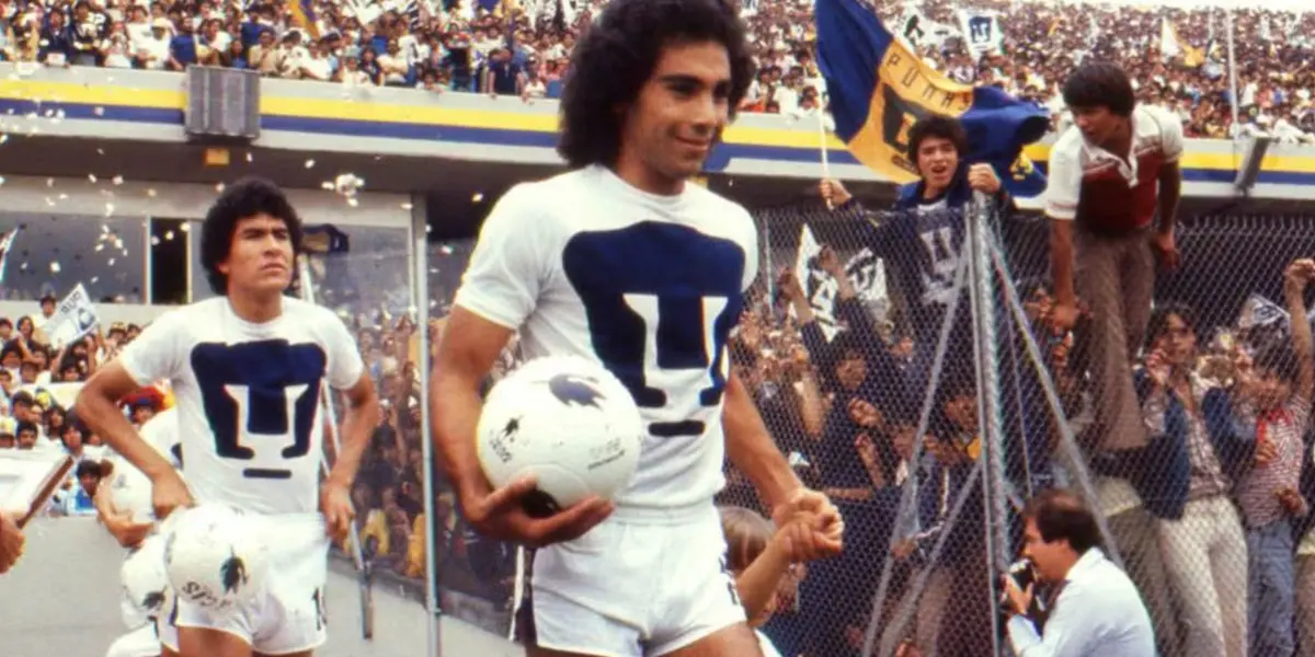 Hugo Sánchez sale con la playera de Pumas al estadio en partido de la U (Fuente: Mexsports)