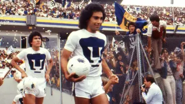 Hugo Sánchez sale con la playera de Pumas al estadio en partido de la U (Fuente: Mexsports)