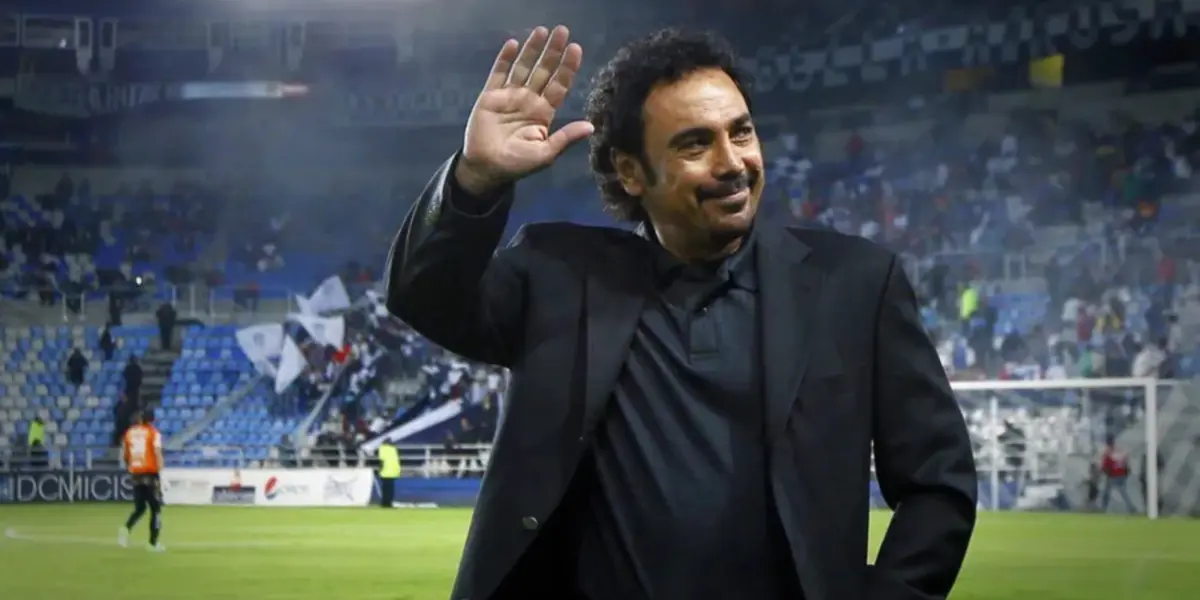 Hugo Sánchez saluda a los aficionados en un estadio (Fuente: Facebook Hugo Sánchez)