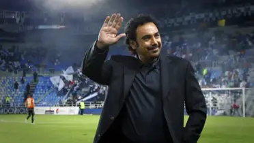 Hugo Sánchez saluda a los aficionados en un estadio (Fuente: Facebook Hugo Sánchez)