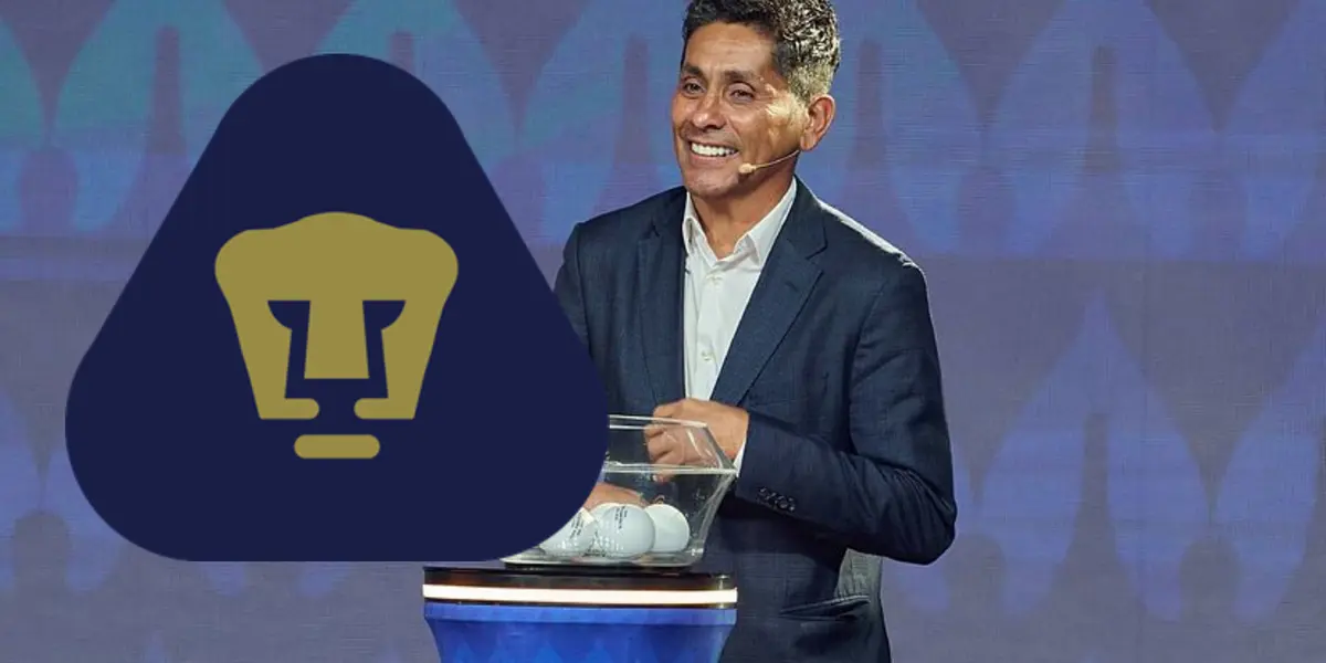 Jorge Campos con escudo de Pumas