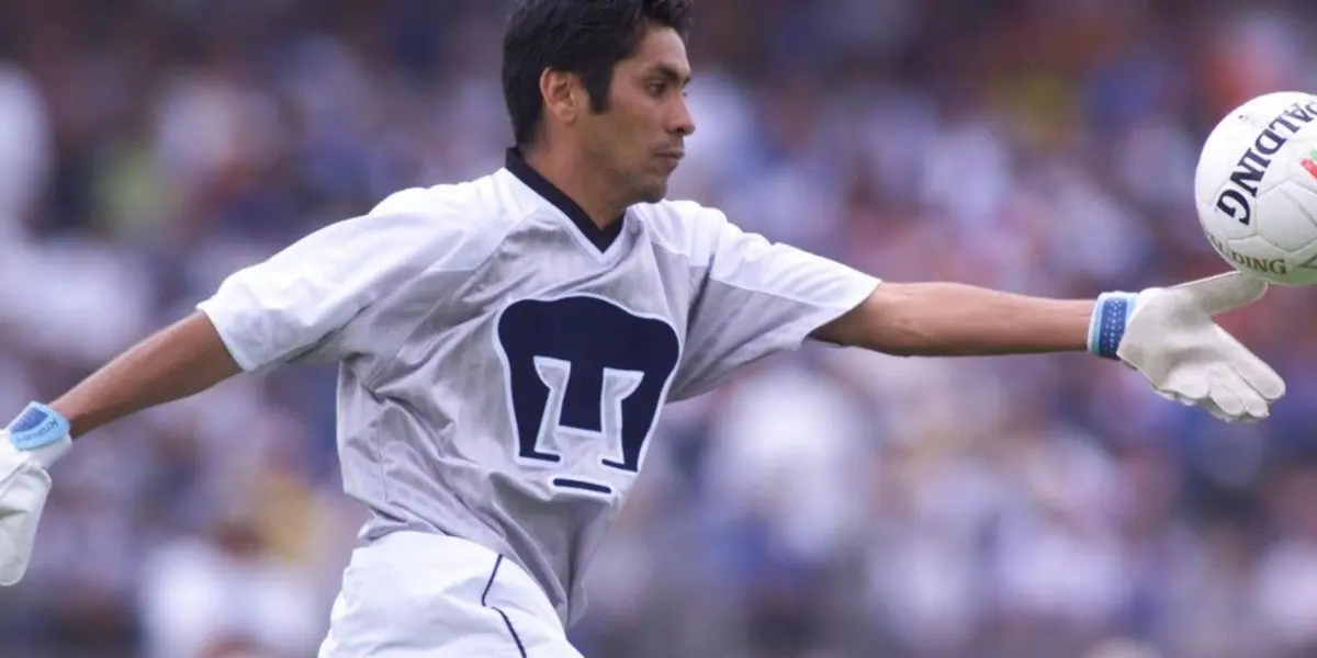 Jorge Campos con la playera de los Pumas, como portero (Fuente: Mexsports)