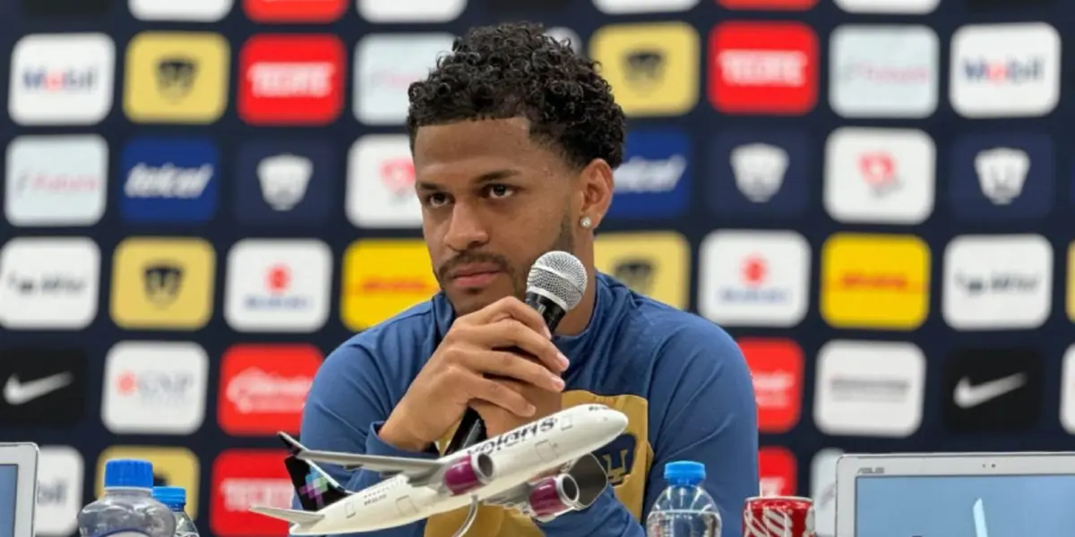 José Caicedo en conferencia de prensa con Pumas