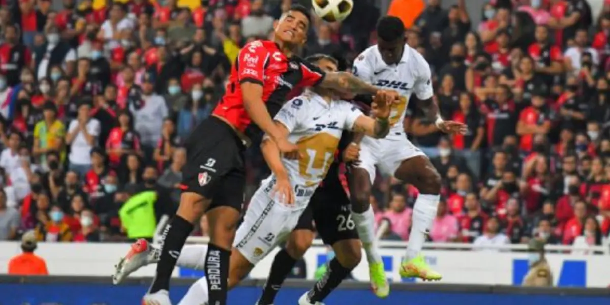 Juan Dinenno recibe codazo de un jugador del Atlas (Fuente: ESPN)