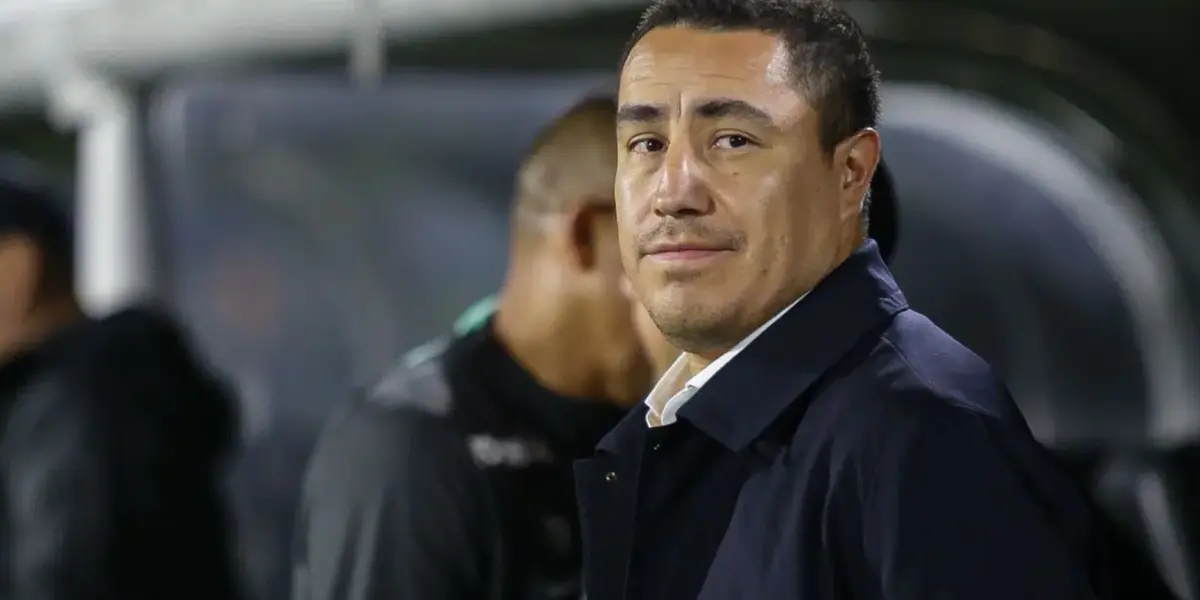 Juárez en el banquillo de los Pumas, analizando un partido (Fuente: Antena 2 )