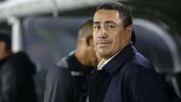 Juárez en el banquillo de los Pumas, analizando un partido (Fuente: Antena 2 )